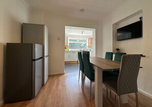 House - Spacious 5 Bedroom With 4 Baths Off-road Parking (Peterborough)