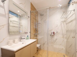 Deluxe Apartment, City View | Bathroom - Alexandras Luxury Heaven (Corfu)