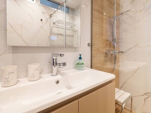 Deluxe Apartment, City View | Bathroom - Alexandras Luxury Heaven (Corfu)