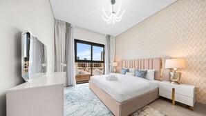 Ein modernes Hotelzimmer mit einem großen Bett, einem Nachttisch, einem Spiegel und Blick auf die Stadt.