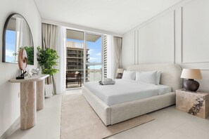 A modern hotel room with a large bed, a sitting area, a balcony with a view, and a large mirror. - Free Housekeeping Visits During Your Stay - Stayshort - Relaxing 1 Bed That Sleeps 4 With Amazing Views From Balcony (Dubai)