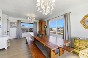 Dining - BECOME AN ISLAND CASTAWAY in this cozy, fun in the sun, beachfront home. (St. George Island)