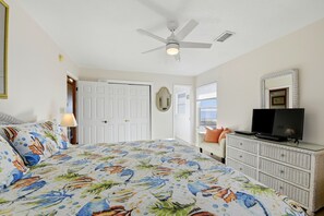 Room - BECOME AN ISLAND CASTAWAY in this cozy, fun in the sun, beachfront home. (St. George Island)