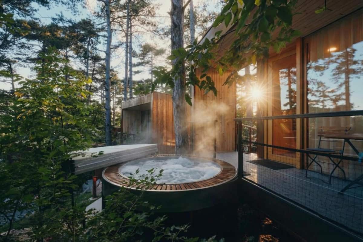 Nhà di động Cao cấp, 1 phòng ngủ, máy điều hòa, cạnh núi (Theodosius Glamping Comfort & Hot Tub) | Bồn tắm spa ngoài trời