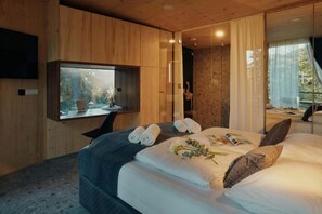 Mobile Luxury-Unterkunft, Mehrere Schlafzimmer, Bergseite (Theodosius Glamping Comfort) | 1 Schlafzimmer, kostenloses WLAN, Bettwäsche