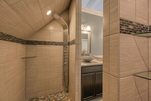 Dusche, Whirlpool, Haartrockner, Handtücher