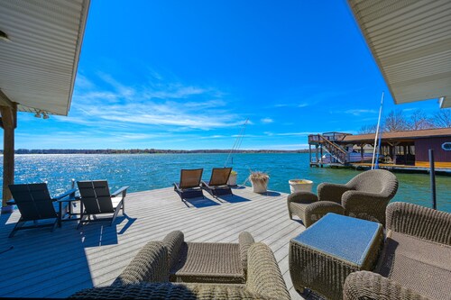 Large lakefront home on the best part of the lake – spacious with stunning views