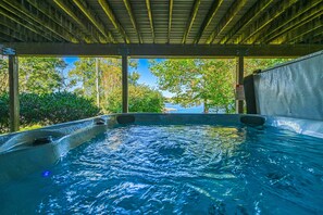 Outdoor spa tub - Lakefront home with private hot tub, WiFi, fun rec room, & beach area (Mineral)