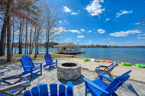 5BR and 5.5 BA Lakefront Home w/private hot tub and dogs ok!