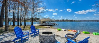 5BR and 5.5 BA Lakefront Home w/private hot tub and dogs ok!