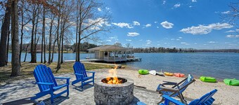 5BR and 5.5 BA Lakefront Home w/private hot tub and dogs ok!