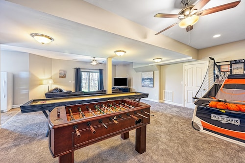 5BR and 5.5 BA Lakefront Home w/private hot tub and dogs ok!