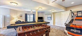 5BR and 5.5 BA Lakefront Home w/private hot tub and dogs ok!