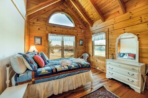3 bedrooms, iron/ironing board, free WiFi, bed sheets - Dog-friendly, lake view cabin w/ furnished decks, Ping-Pong & darts (Mineral)