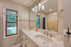 Shower, hair dryer, towels - Lakefront family home in gated community with swimming area & dock - dogs OK (Bumpass)