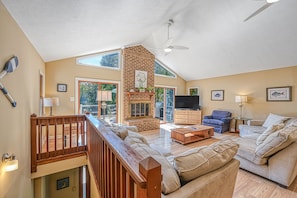 TV, DVD player, books - Lakefront family home in gated community with swimming area & dock - dogs OK (Bumpass)