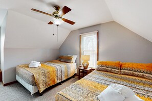 4 bedrooms, iron/ironing board, Internet, bed sheets - Lake Anna home on large corner lot with kayaks, paddleboard, firepit & grill (Bumpass)