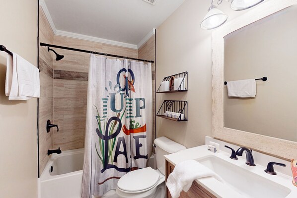 Shower, hair dryer, towels - Lake Anna home on large corner lot with kayaks, paddleboard, firepit & grill (Bumpass)