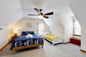 4 bedrooms, iron/ironing board, Internet, bed sheets - Lake Anna home on large corner lot with kayaks, paddleboard, firepit & grill (Bumpass)