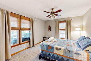 4 bedrooms, iron/ironing board, Internet, bed sheets - Lake Anna home on large corner lot with kayaks, paddleboard, firepit & grill (Bumpass)
