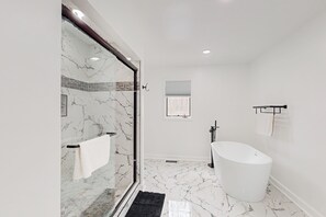 Dusche, Haartrockner, Handtücher
