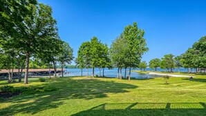 A grassy park area with trees and a body of water in the background. - Beautiful waterfront townhouse w/ perfect location, fireplace & WiFi (Mineral)