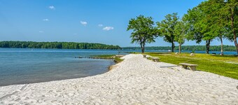 Beautiful waterfront townhouse w/ perfect location, fireplace & WiFi