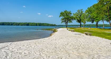 Beautiful waterfront townhouse w/ perfect location, fireplace & WiFi