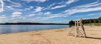 Second-floor condo with full kitchen, washer/dryer, central AC, & boat slip use