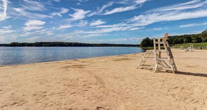 Second-floor condo with full kitchen, washer/dryer, central AC, & boat slip use