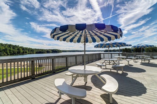 Second-floor condo with full kitchen, washer/dryer, central AC, & boat slip use