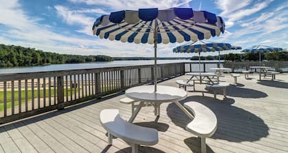 Second-floor condo with full kitchen, washer/dryer, central AC, & boat slip use