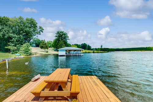 Charming getaway with a fireplace, large deck, paddle boards & porch swing