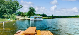 Charming getaway with a fireplace, large deck, paddle boards & porch swing