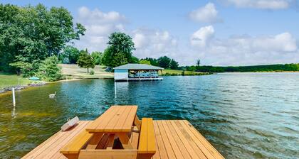 Charming getaway with a fireplace, large deck, paddle boards & porch swing