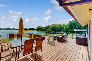 Outdoor dining - Charming getaway with a fireplace, large deck, paddle boards & porch swing (Mineral)