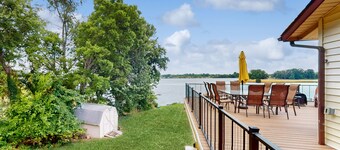 Charming getaway with a fireplace, large deck, paddle boards & porch swing