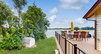 Charming getaway with a fireplace, large deck, paddle boards & porch swing