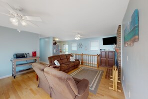 TV, fireplace, foosball, books - Charming getaway with a fireplace, large deck, paddle boards & porch swing (Mineral)