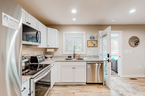 Fridge, microwave, oven, stovetop - Lakefront, dog-friendly home with dock, paddleboards & firepit (Mineral)