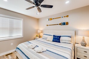 Iron/ironing board, travel cot, free WiFi, bed sheets - Lakefront, dog-friendly home with dock, paddleboards & firepit (Mineral)