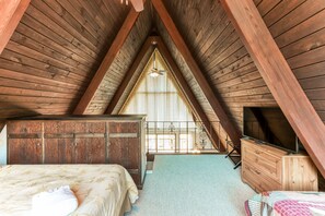 2 bedrooms, iron/ironing board, free WiFi, bed sheets - Charming, lakefront A-frame with private dock, lakeside gazebo, spacious deck (Bumpass)