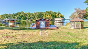 Une propriété au bord du lac, dotée d’un quai, d’un petit chalet et d’un belvédère.