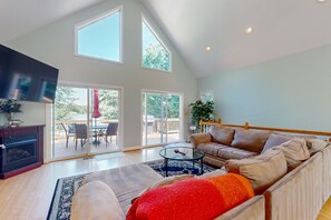 TV, DVD player, table football, ping pong - Lakefront retreat with private dock, kayaks, volleyball, firepit, Ping-Pong (Bumpass)