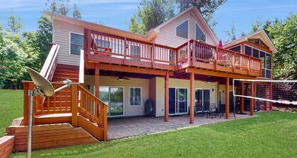 Lakefront retreat with private dock, kayaks, volleyball, firepit, Ping-Pong
