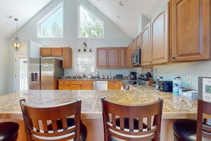 Fridge, microwave, oven, stovetop - Lakefront retreat with private dock, kayaks, volleyball, firepit, Ping-Pong (Bumpass)