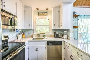 Private kitchen - Secluded lakefront home w/private beach, deck, gas grill, firepit, lake views (Bumpass)