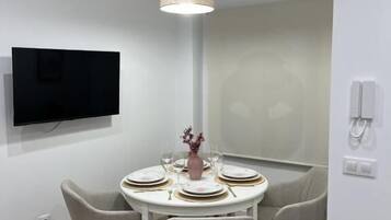 Apartamento, vista para a cidade | Opções para refeição