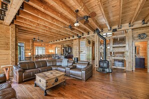 TV, DVD player, ping pong - Lakefront Cabin w/ Hot Tub, Boat Dock, WiFi, a Game Room & Firepit - Dogs OK (Mineral)
