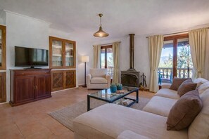 Living area - Villa 'Son Grau' with Mountain Views, Private Pool, and Wi-Fi (Alaró)